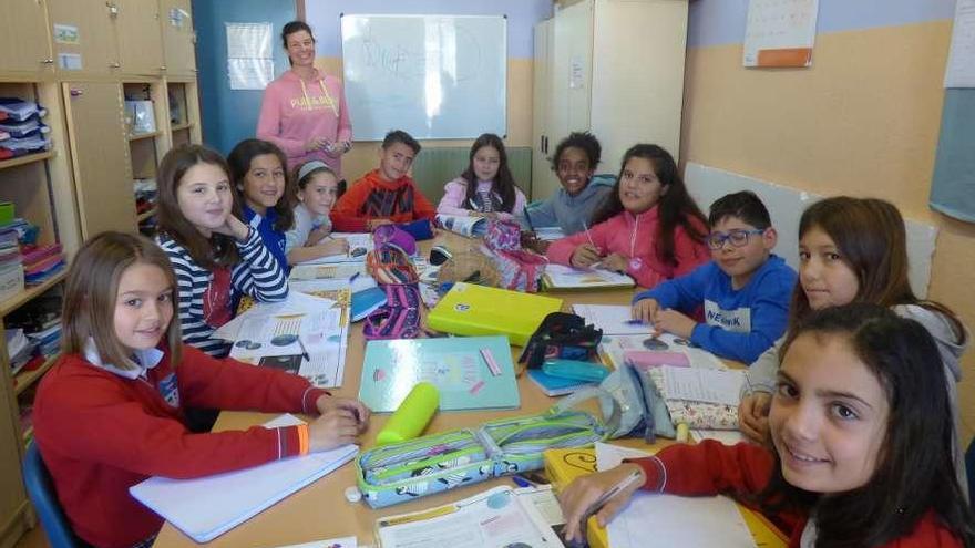 Alumnos de 5.º B, ayer, en su clase de Sociales en inglés, con su profesora de bilingüe, Eva García.
