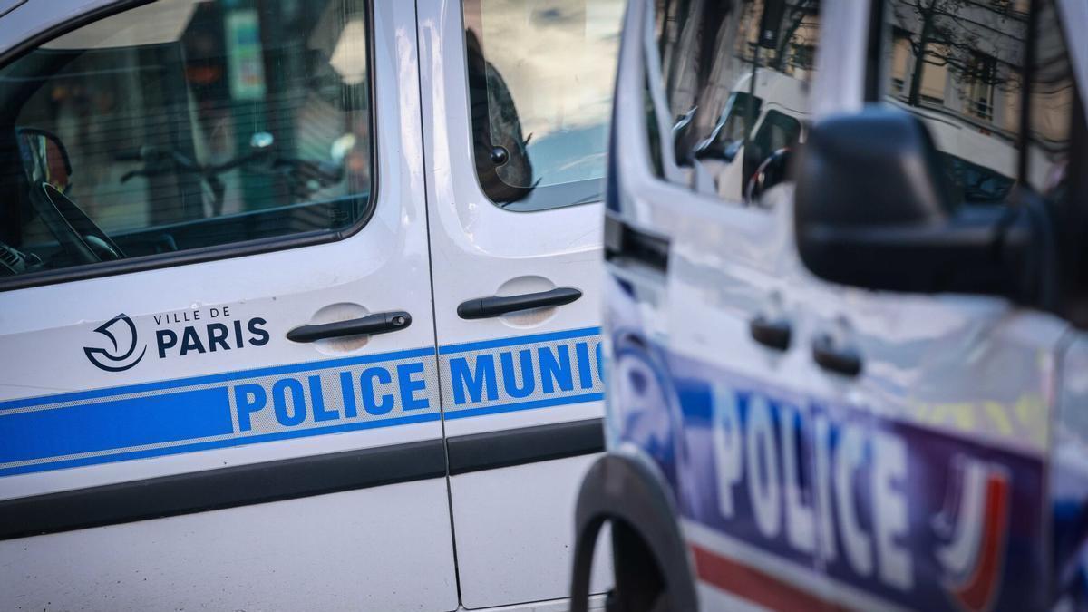 Dos vehículos policiales, en París, en una imagen de archivo.
