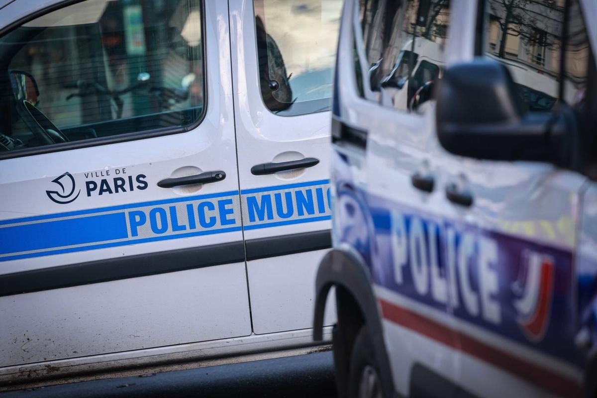 Dos vehículos policiales, en París, en una imagen de archivo.