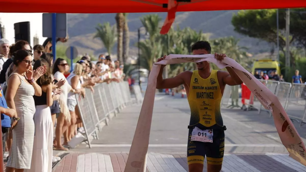 Elena Romero y Eduardo Navarro, campeones regionales de acuatlón