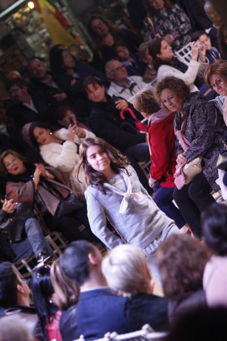 Desfile de modelos en la plaza del Ayuntamiento