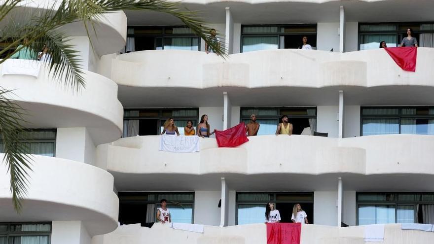 Los jóvenes en el hotel de Mallorca.