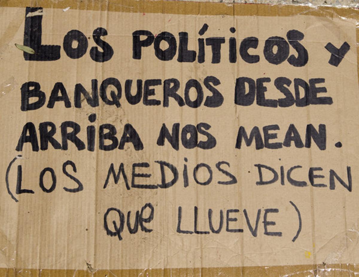 Una pancarta sobre els polítics i els banquers en l’acampada dels indignats a la plaça de Catalunya.