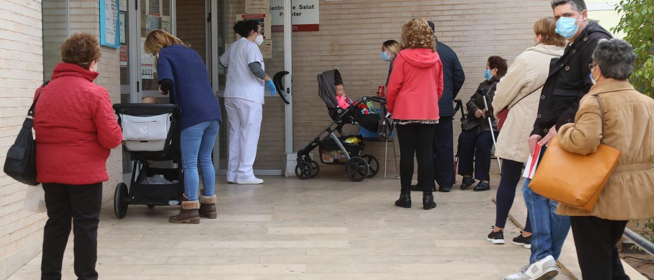 Colas a las puertas de un centro de salud