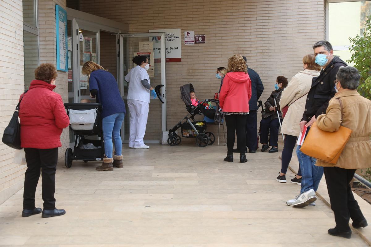 Colas a las puertas de un centro de salud