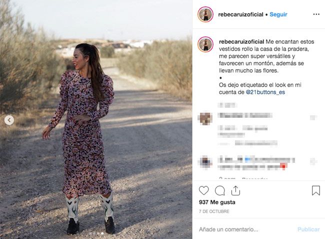 La 'blogger' Rebeca Ruiz con botas 'cowboy' con flores de Mango y maxivestido