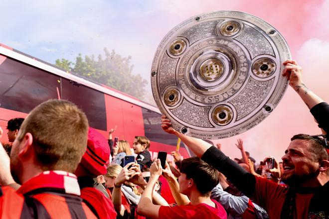 Los seguidores del Bayer Leverkusen reciben al equipo a su llegada al estadio BayArena.
