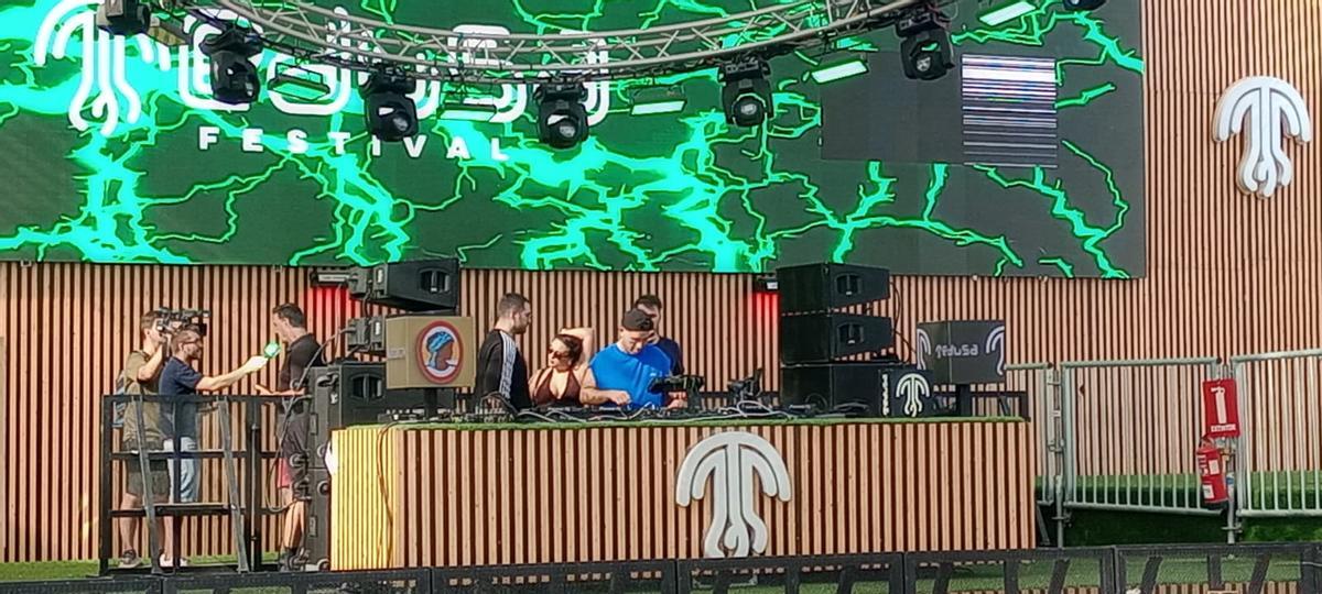 El Medusa Festival abre sus puertas y llena su beach club con la primera sesión de electrónica encabezada por Andrés Campo El Medusa Festival abre sus puertas y llena su beach club con la primera sesión de electrónica encabezada por Andrés Campo