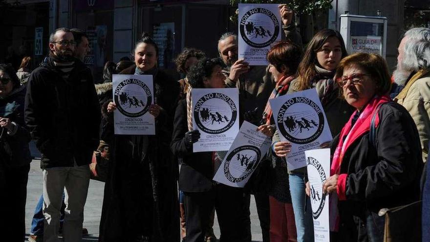 Concentración ayer en Praza de Galicia en defensa de los refugiados. // Iñaki Abella