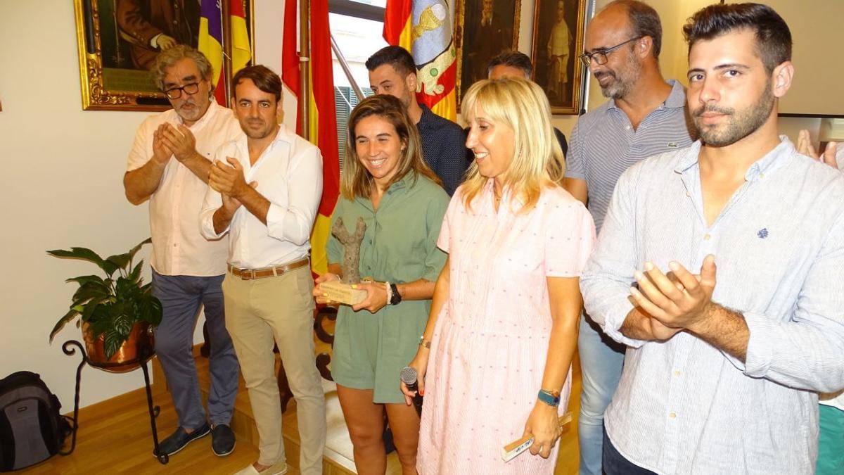 Mariona Caldentey, junto a la alcaldesa Catalina Soler y el director general d'Esports, Joan Antoni Ramonell.