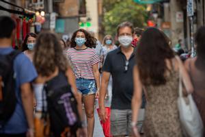 Personas con mascarilla en una calle de Barcelona.