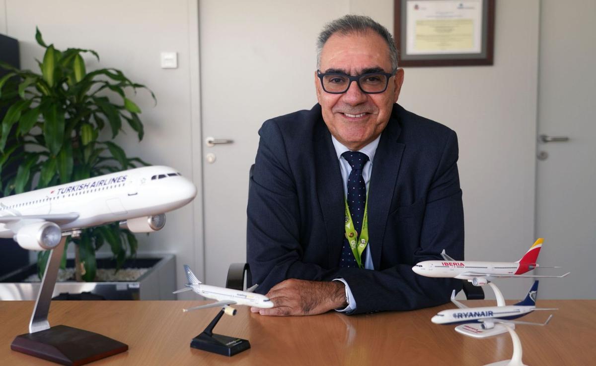 El director del aeropuerto de Málaga, Pedro Bendala, en su despacho. | ÁLEX ZEA