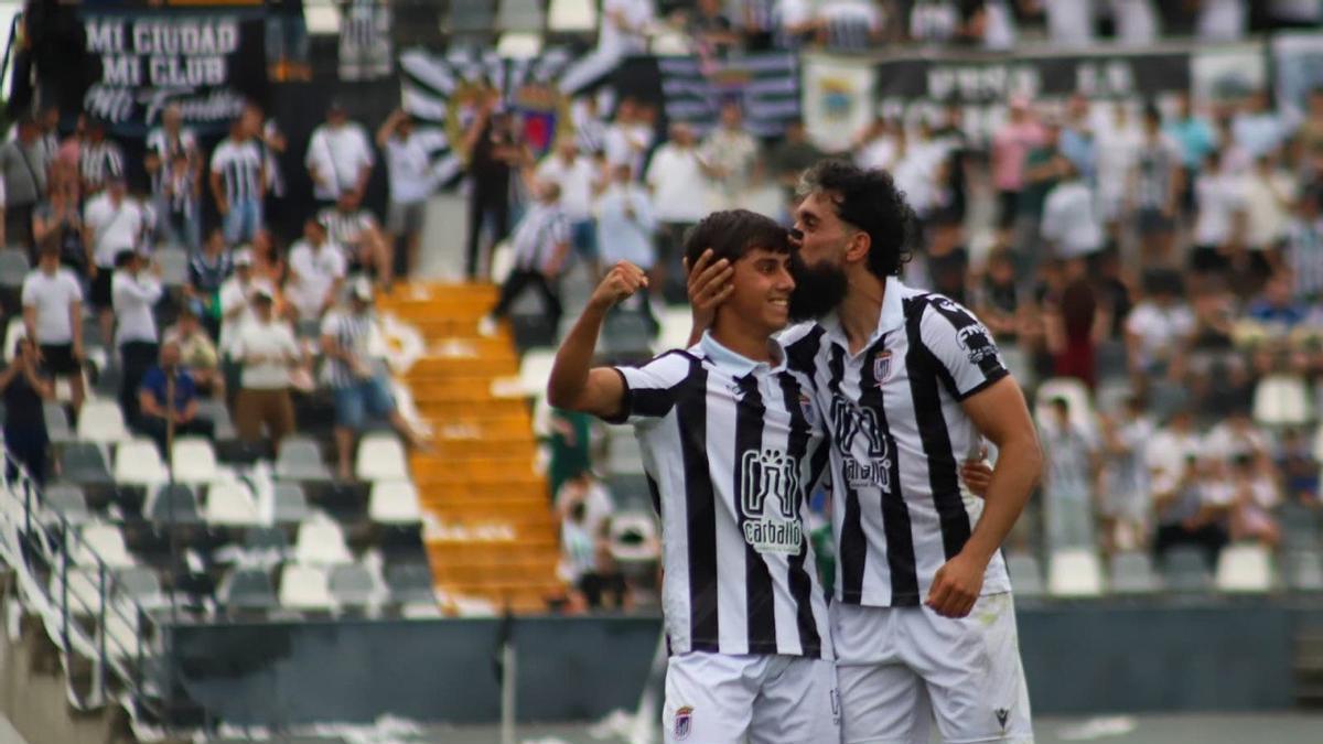 Manu Hernández y Carlos Bravo, dos de los renovados, celebran juntos un gol al Jaraíz.