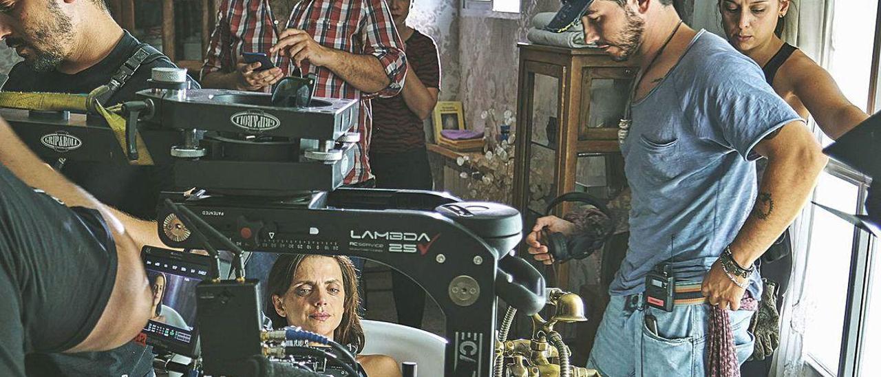 J. K. Álvarez, segundo por la derecha, durante el rodaje de &quot;Quiero contarte algo&quot;. Entre la maquinaria, Macarena Gómez, protagonista del filme.