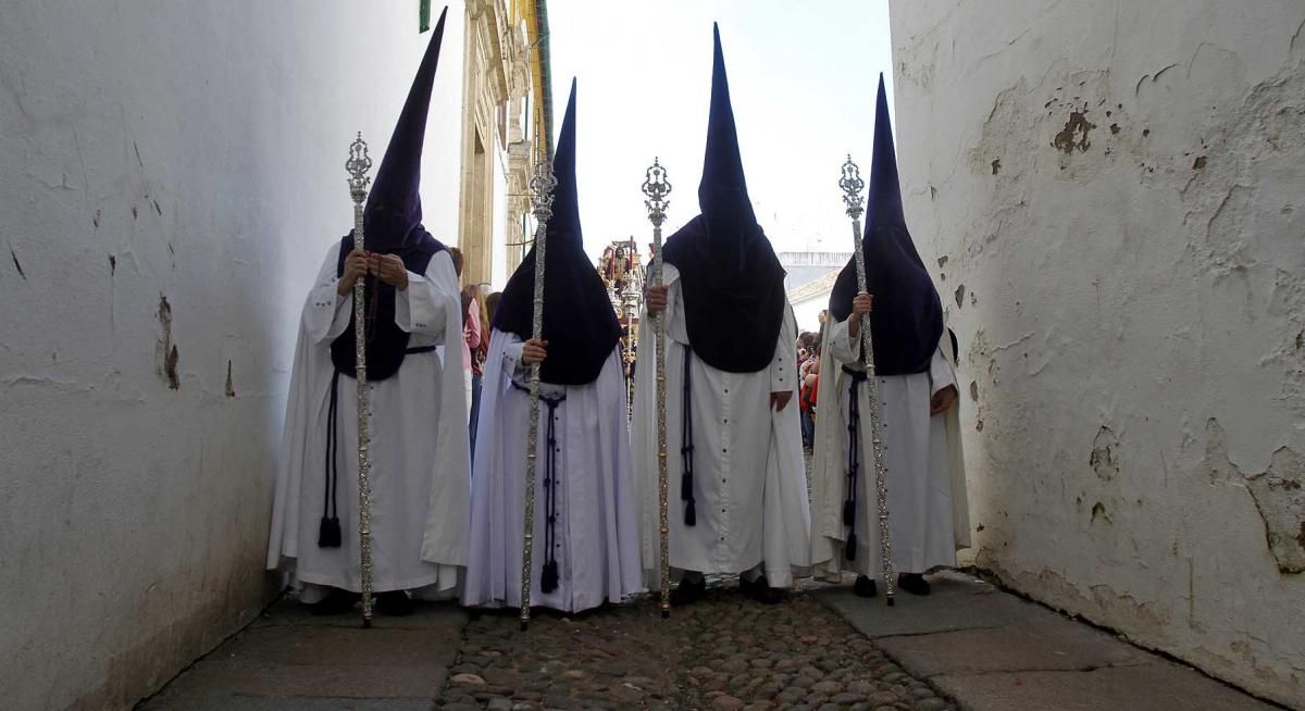 La cofradía de la Sangre enseña su caminar clásico