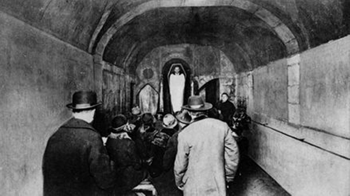 Un Cabaret de la Muerte parisino, como los hubo en Barcelona, pero de los que no se conservan fotografías.