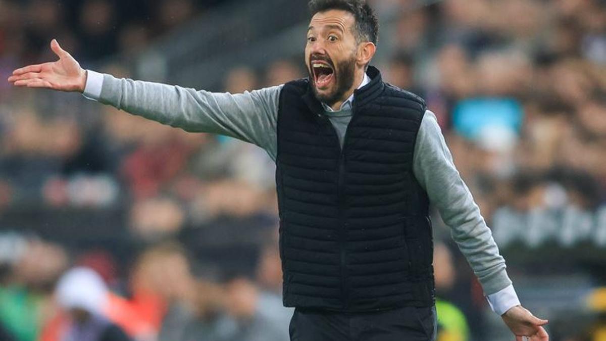 Corberán da indicaciones a sus jugadores.