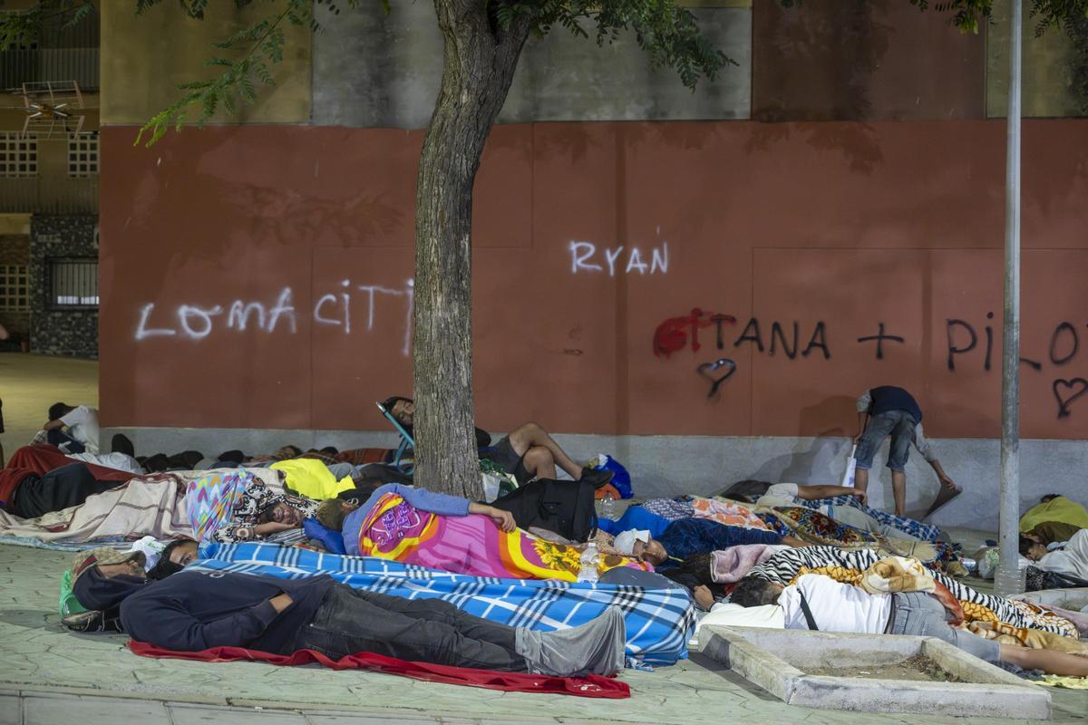 Decenas de migrantes siguen durmiendo en los alrededores de Loma Colmenar (Ceuta) Decenas de migrantes siguen durmiendo en los alrededores de Loma Colmenar (Ceuta)