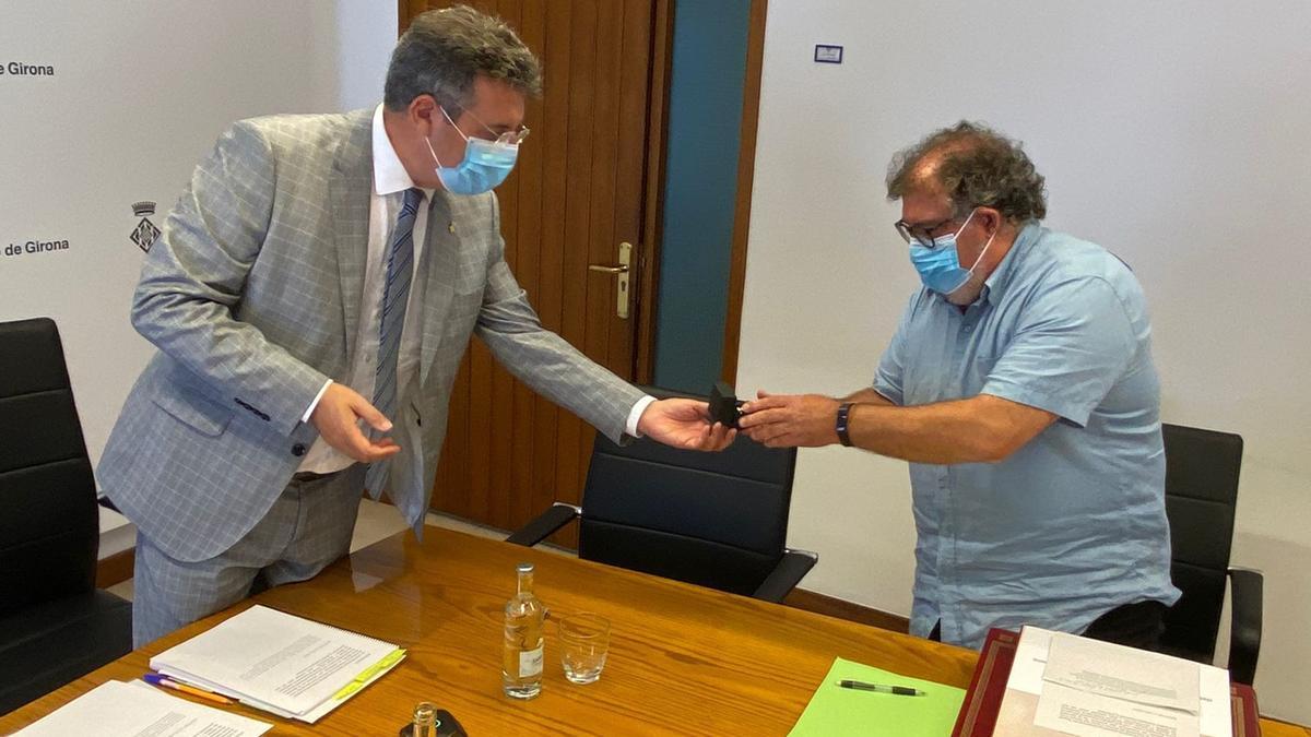 El president de la Diputació de Girona, Miquel Noguer, donant el pin de diputat provincial a Lluís Amat que ha pres possessió del càrrec