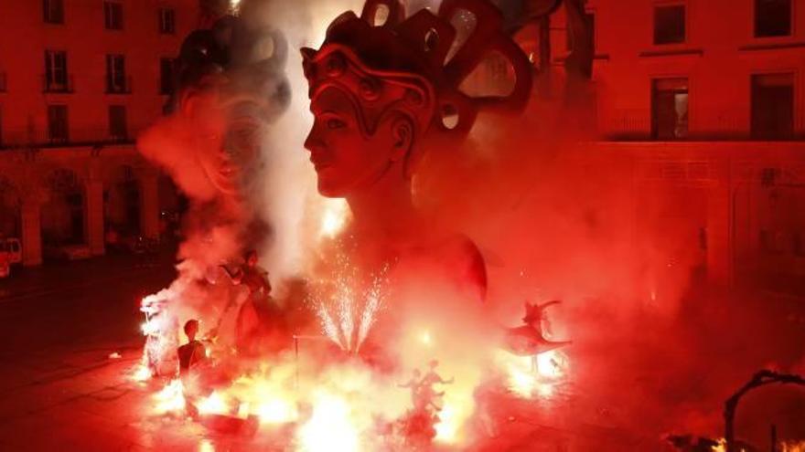 La cremà de la Hoguera Oficial inutiliza los chorros de la plaza del Ayuntamiento