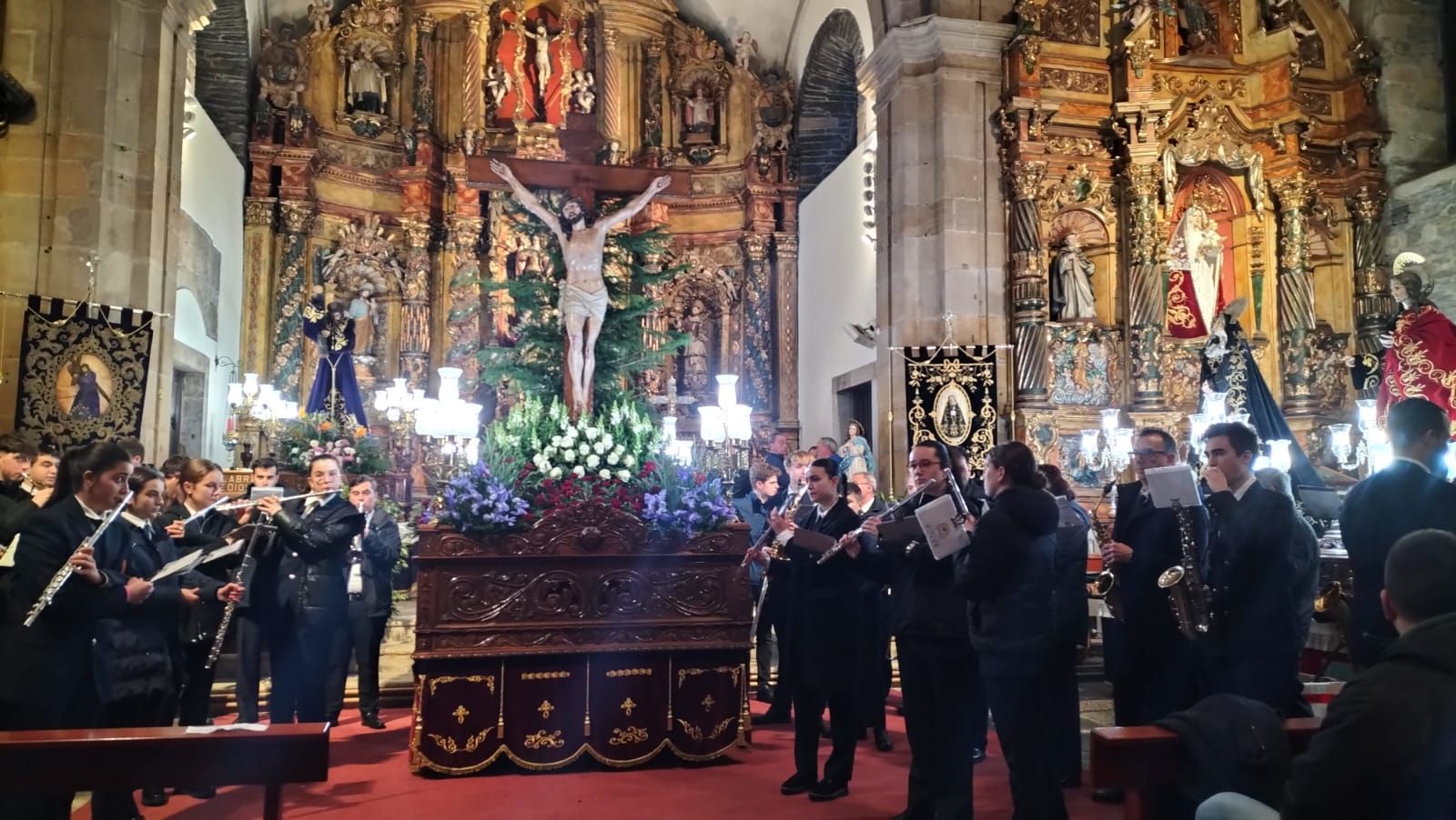 En imágenes: Luarca suspende la procesión del Cristo del Perdón, al que homenajea con la música de La Lira