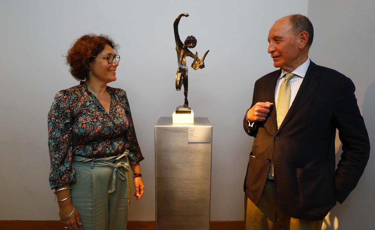 La nieta de Pablo Gargallo, Camille Anquera, y el presidente de la Fundación Ingenio azul, Emilio Parra, hace un año y medio junto al ‘David’ de Pablo Gargallo.