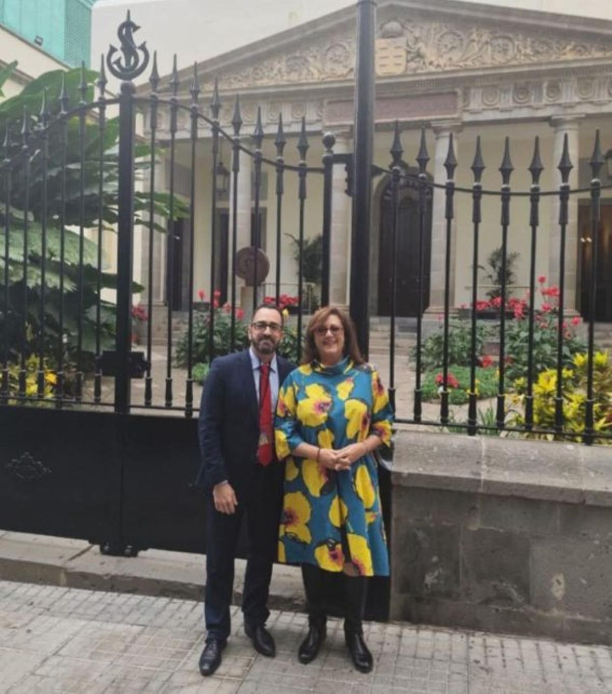 Javier Valentín, vicepresidente y asesor jurídico, y Doris Borrego, presidenta, de ASCAV.|