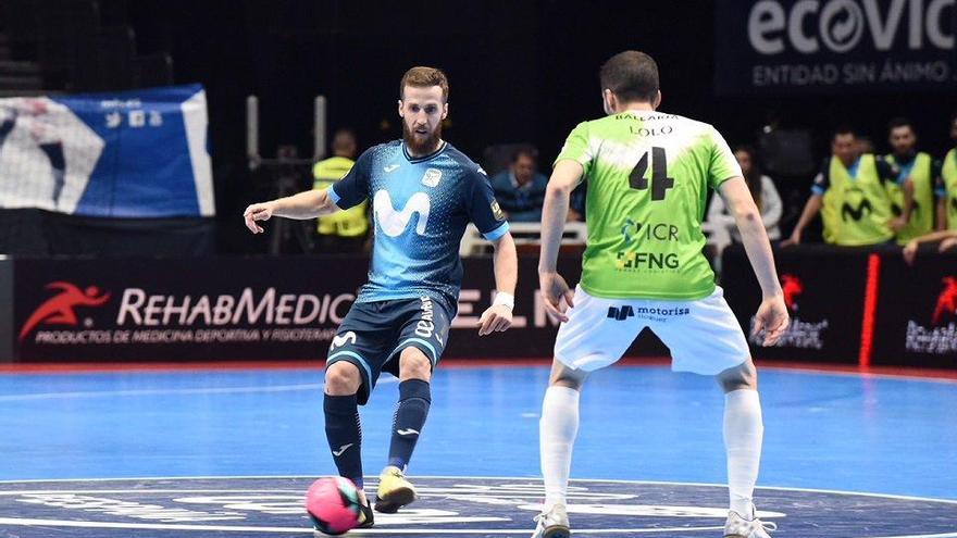 Adrián Alonso Pola conduce el balón, en el partido ante el Palma Futsal. // @InterMovistar