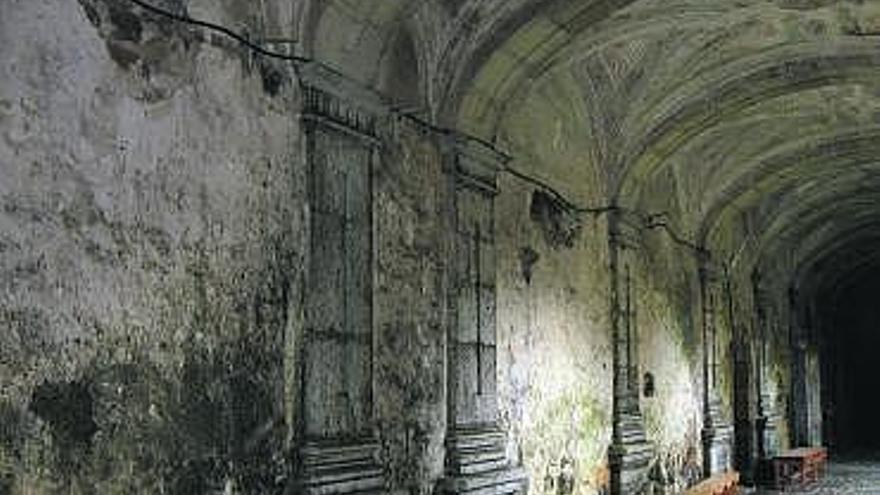 Humedades en las paredes del claustro del monasterio de Cornellana.