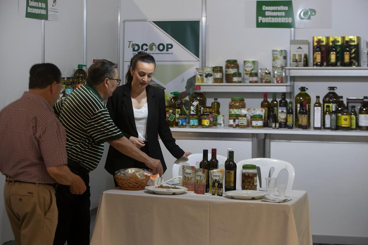 Uno de los expositores con productos del sector agroalimentario.