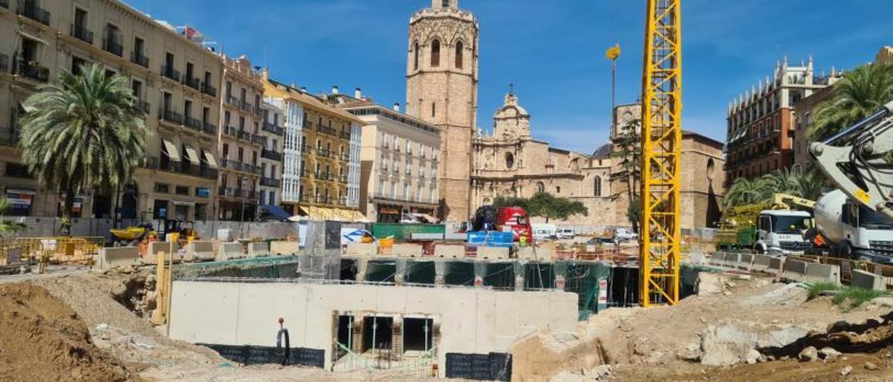 Panorámica de las obras de la plaza de la Reina con el parking subterráneo en primer plano.  levante-emv