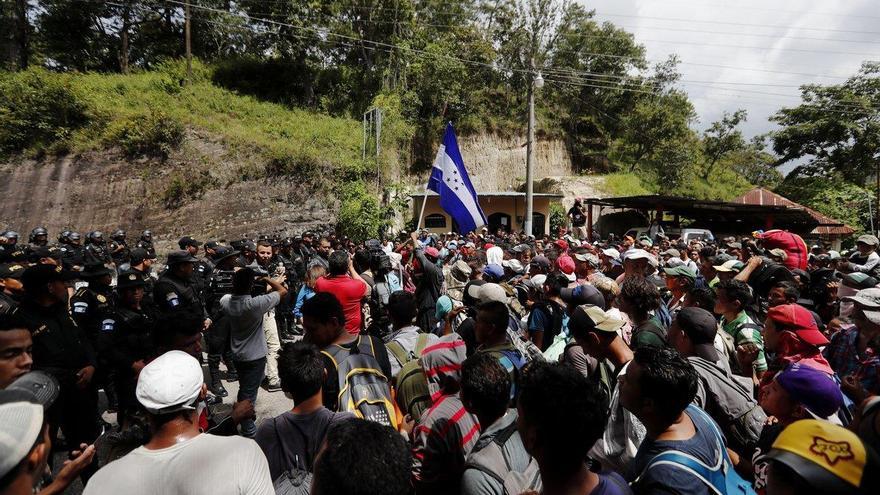 La caravana hondureña de migrantes llega a Guatemala y sigue hacia los EEUU