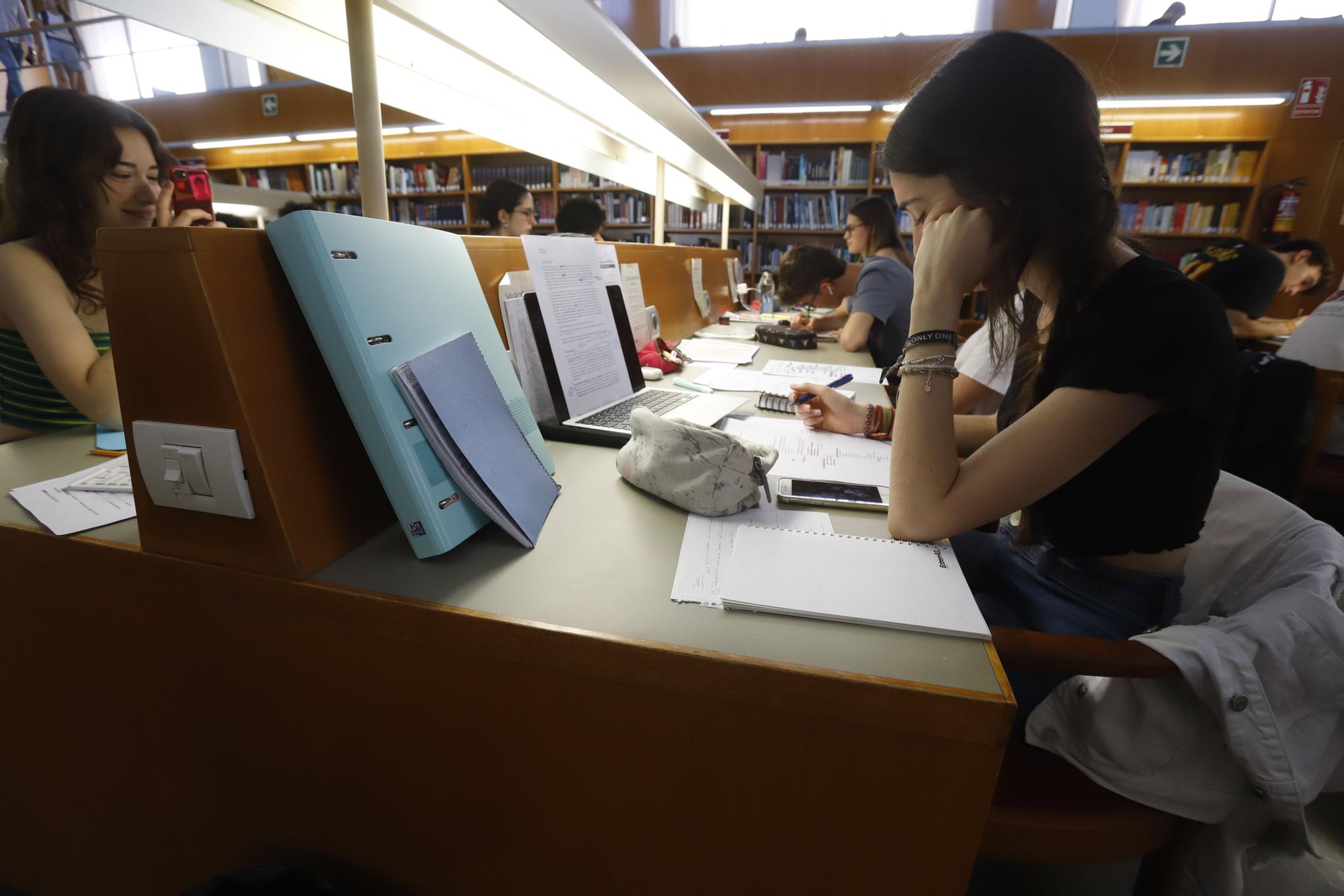 Aforo completo en las bibliotecas aragonesas en las últimas horas antes de la Evau