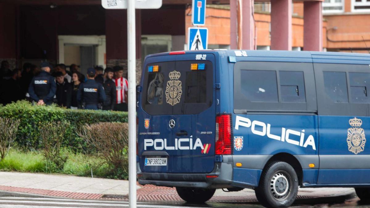 Una operación antidroga de la Policía Nacional en la calle Luis Bayón.