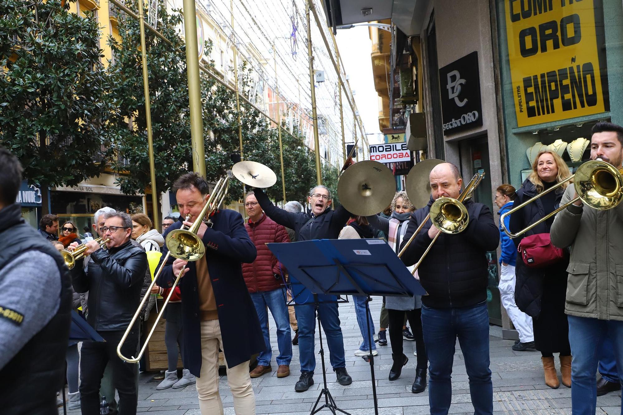 La Orquesta de Córdoba inerpretando Adeste Fideles en la calle Cruz Conde