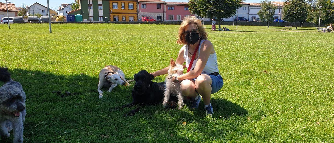 Susana González con Dingo, Siria y Roma (de izquierda a derecha), sus perros