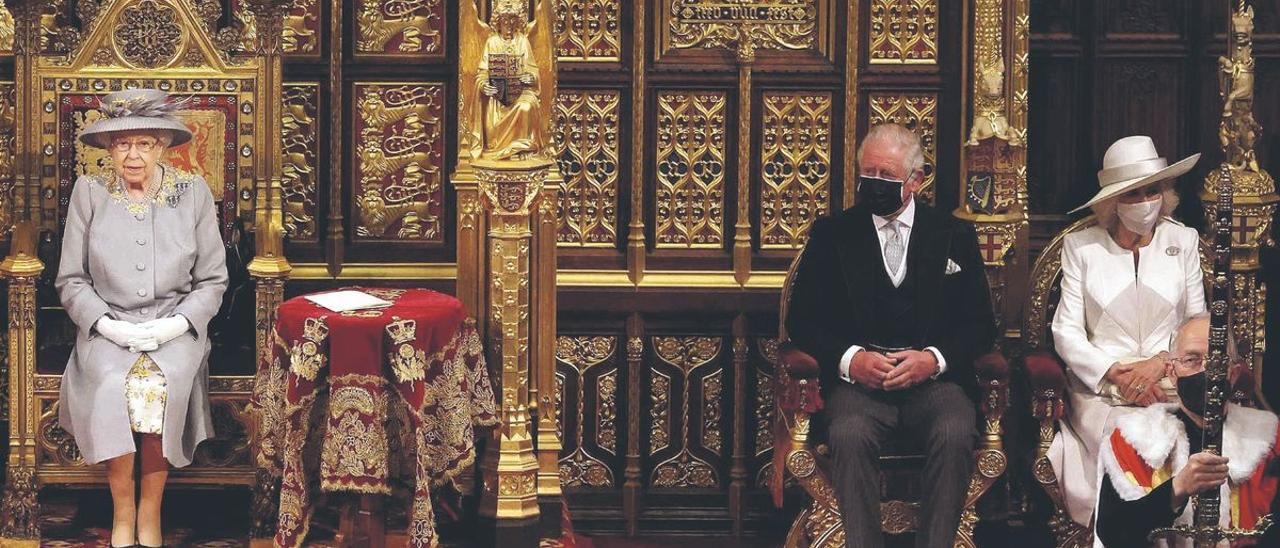 Isabel II, Carlos y Camila, en mayo, en la apertura del Parlamento británico.