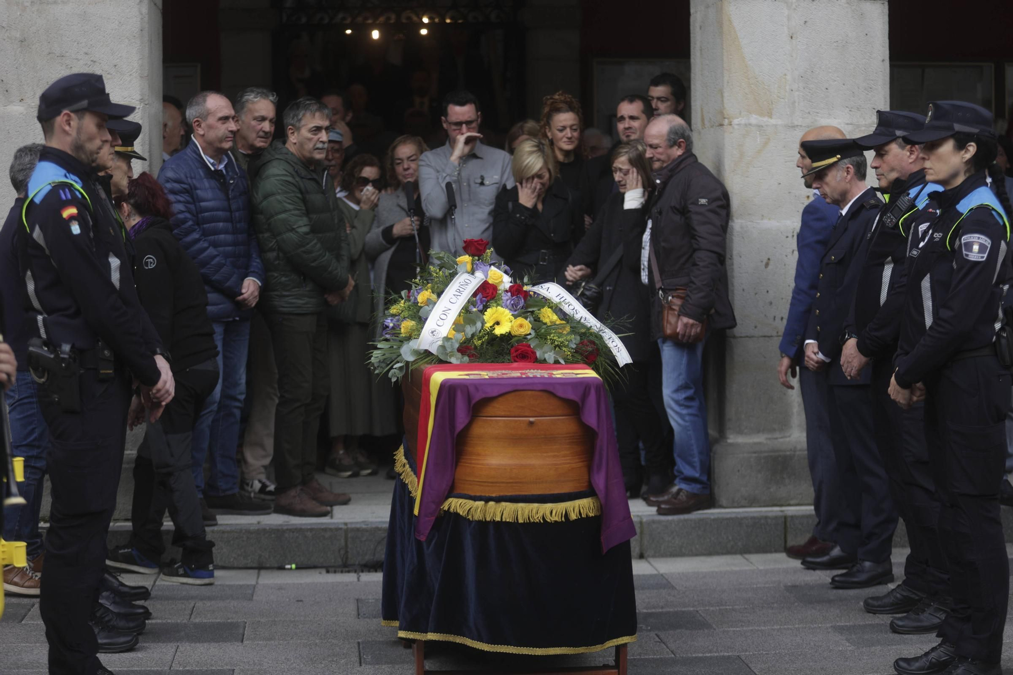 EN IMÁGENES: Mieres se echa a la calle para despedir a su Alcalde, Aníbal Vázquez