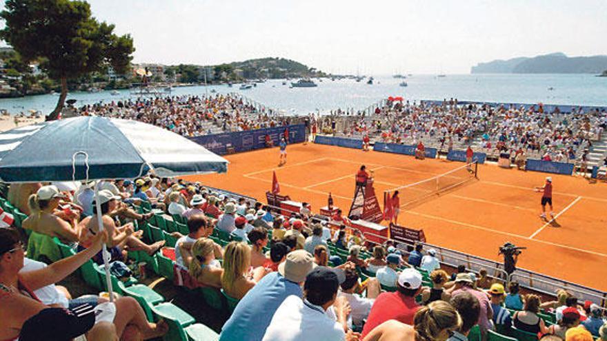 Pista de tenis construida en la playa de Santa Ponça para el Trofeo.