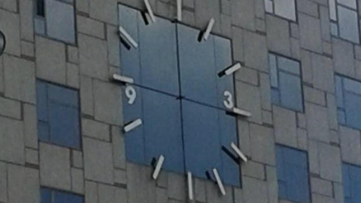 El reloj del hotel Plaza de Barcelona no tiene agujas.