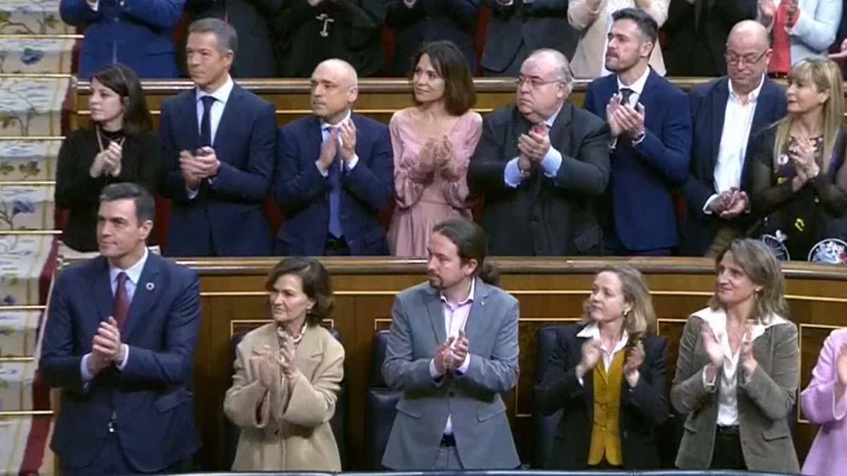 Pablo Iglesias y los ministros de Unidas Podemos aplauden al rey Felipe VI