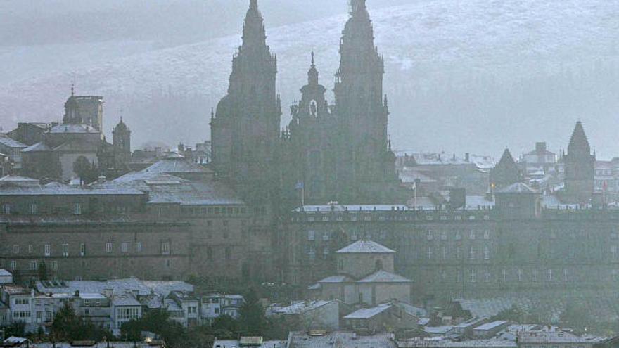 Vista panorámica de Santiago de Compostela, ciudad que amaneció ayer completamente nevada. / lavandeira jr.