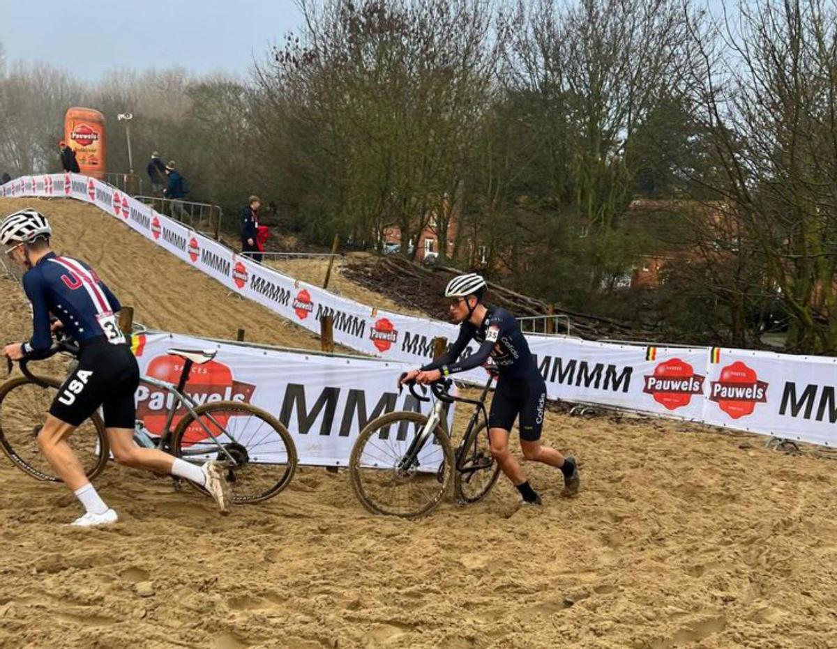Álex Roy gira con su bici en un tramo de arena.