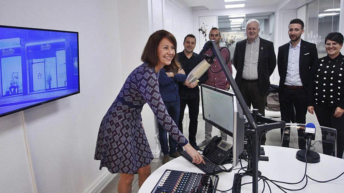 L&#039;alcaldessa, Marta Madrenas, inaugurant  les instal·lacions de la ràdio, el novembre del 2019.