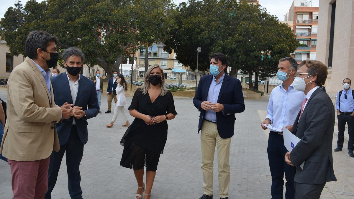 De izda a dcha Carlos Mazón, Francesc Colomer, Mari Carmen Sánchez, Luis Barcala y Antonio Martín,  delegado de EFE en Alicante