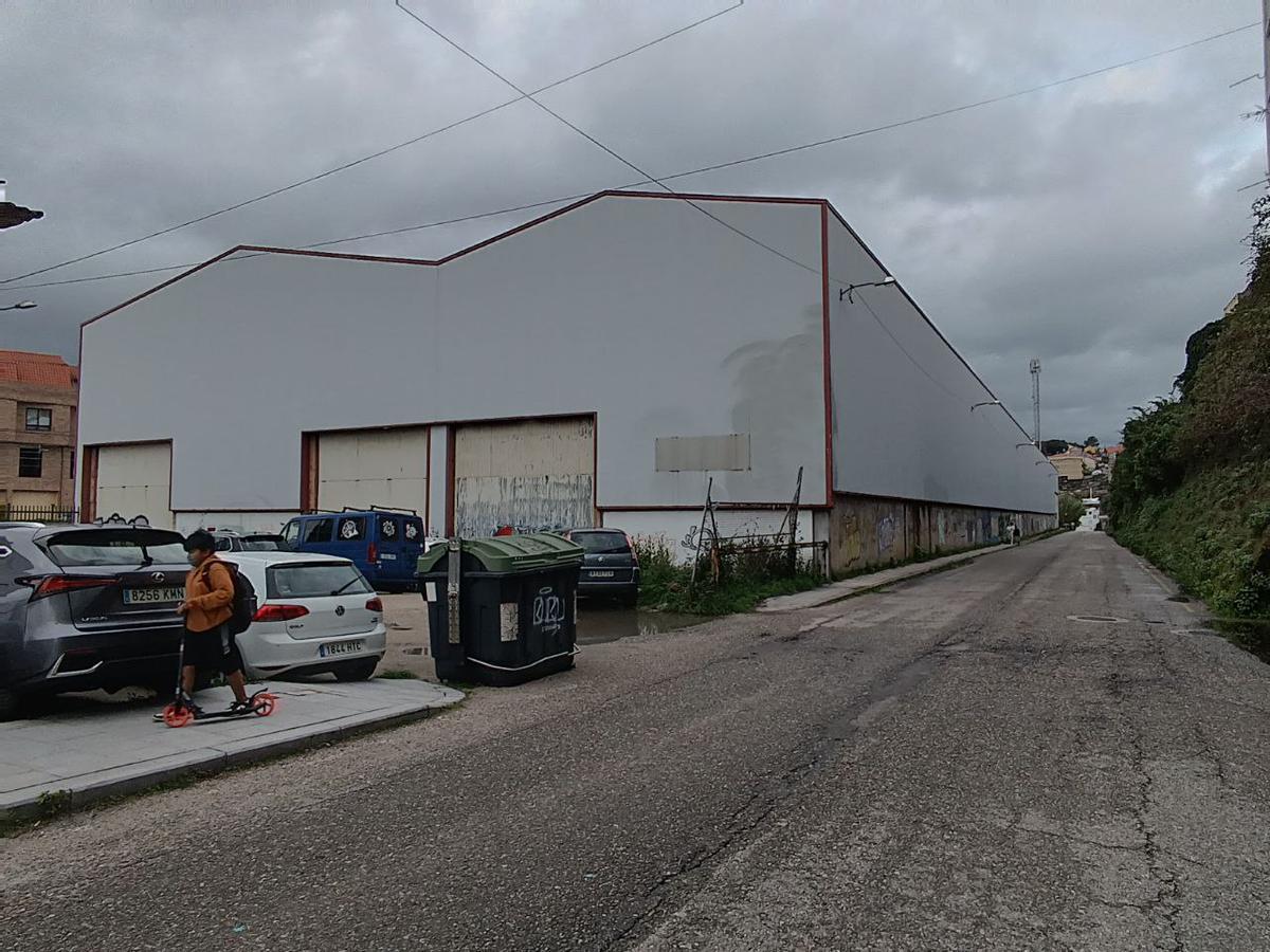 La nave de distribución de bobinas acero ubicada en el centro de Chapela.