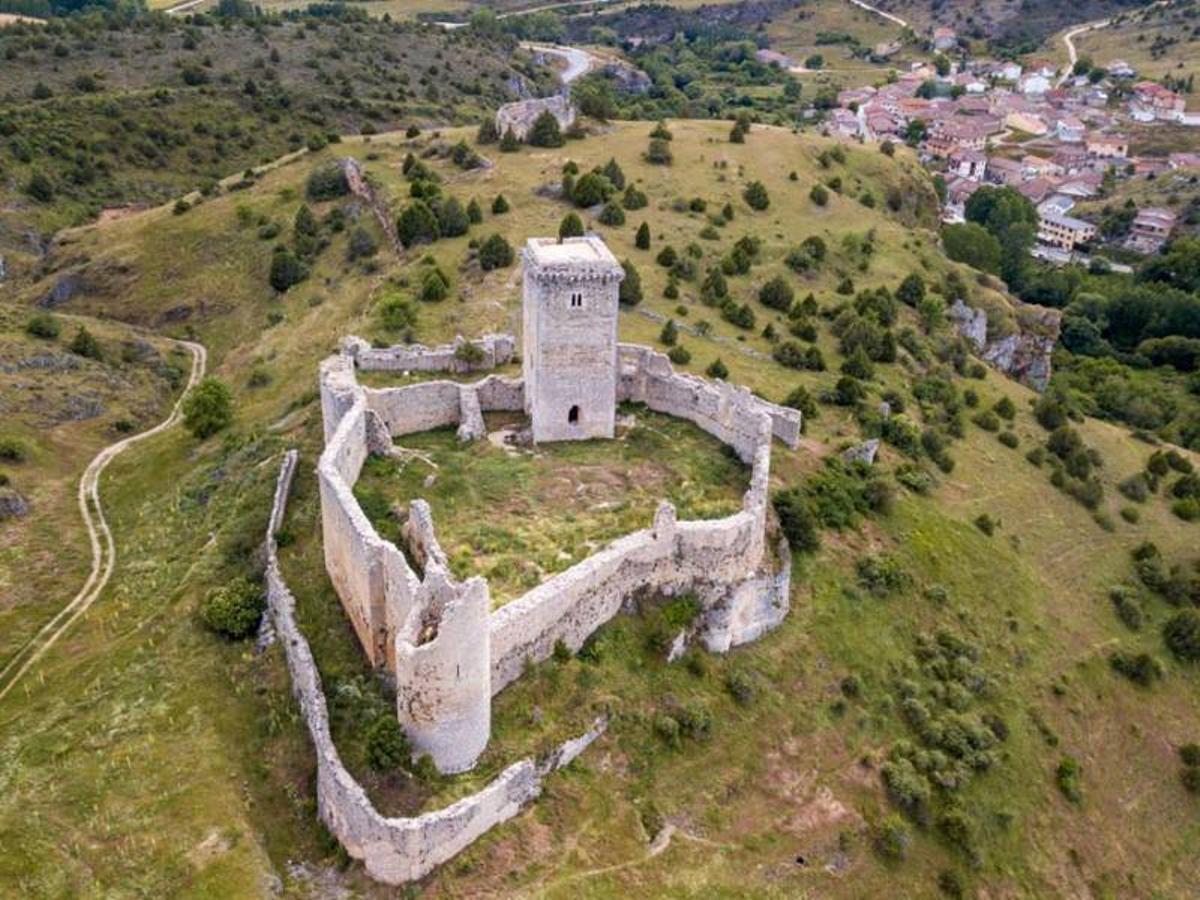 Visitar el castillo de Ucero es acercarse a una fortaleza de pasado templario que sigue imponiéndose por su ubicación