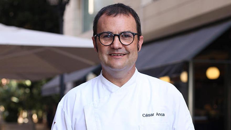 César Anca posa en la terraza de su restaurante en La Explanada tras la entrevista.