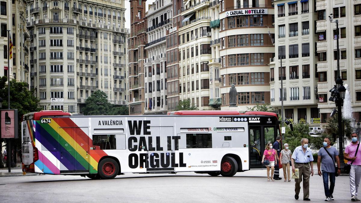 El lema del Orgullo en uno de los buses de la EMT.