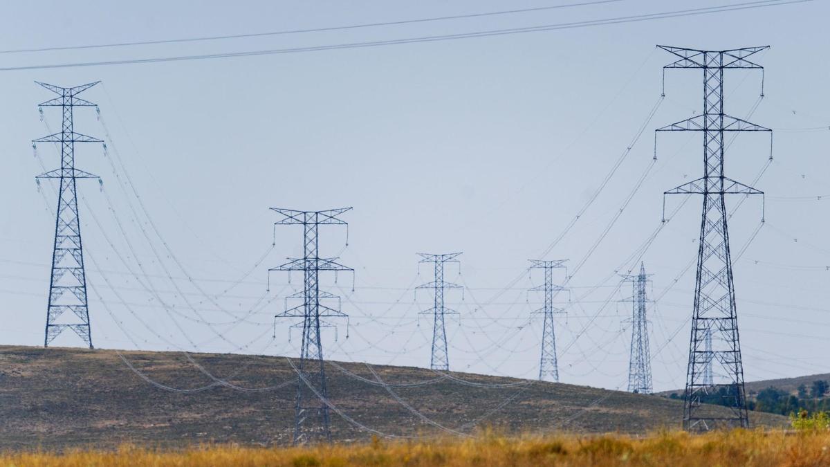 Imagen de un tendido eléctrico.